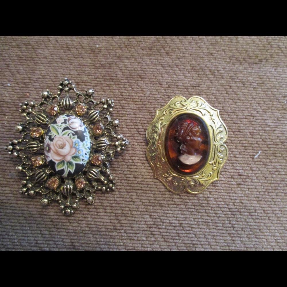 2 vintage brooches